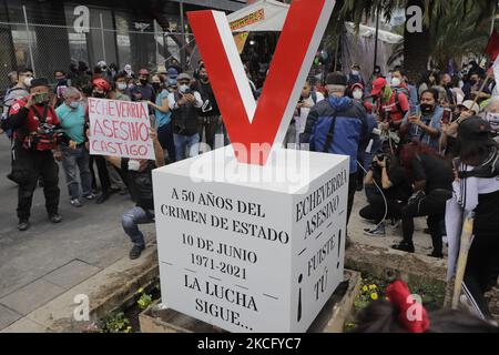 Mitglieder des Comité 68 und verschiedene soziale Organisationen haben an der Avenida Júarez in Mexiko-Stadt ein Anti-Monument eingerichtet, um des 50.. Jahrestages der Halconazo zu gedenken und Gerechtigkeit für den Tag zu fordern, an dem Polizei und Militär mehr als 100 Studenten der Nationalen Autonomen Universität von Mexiko massakrierten Und dem Nationalen Polytechnischen Institut. (Foto von Gerardo Vieyra/NurPhoto) Stockfoto