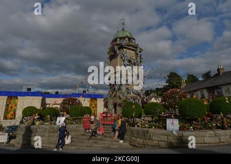 Der Uhrturm und der Platz, geschmückt mit Blumen im Dorf Enniskerry in der Grafschaft Wicklow. Es sind nur noch zwei Tage, bis die Dreharbeiten für Disneys „enttäuschte“ Hauptrolle mit Amy Adams, Patrick Dempsey, James Marsden, Idina Menzel und Maya Rudolph beginnen. Ein Team von Zimmerleuten, Malern, Baumeistern und Dekorateuren hat den letzten Schliff gegeben, um Teile des Dorfes wie ein magisches Disney-Wunderland aussehen zu lassen. Am Freitag, den 11. Juni 2021, in Enniskerry, County Wicklow, Irland. (Foto von Artur Widak/NurPhoto) Stockfoto