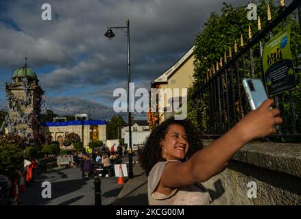 Ein Besucher macht ein Selfie im Dorf Enniskerry in der Grafschaft Wicklow. Es sind nur noch zwei Tage, bis die Dreharbeiten für Disneys „enttäuschte“ Hauptrolle mit Amy Adams, Patrick Dempsey, James Marsden, Idina Menzel und Maya Rudolph beginnen. Ein Team von Zimmerleuten, Malern, Baumeistern und Dekorateuren hat den letzten Schliff gegeben, um Teile des Dorfes wie ein magisches Disney-Wunderland aussehen zu lassen. Am Freitag, den 11. Juni 2021, in Enniskerry, County Wicklow, Irland. (Foto von Artur Widak/NurPhoto) Stockfoto