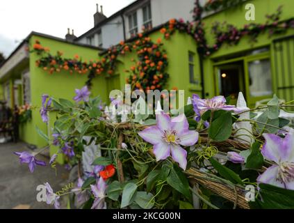 Mit Blumen geschmückte Häuser im Dorf Enniskerry in der Grafschaft Wicklow. Es sind nur noch zwei Tage, bis die Dreharbeiten für Disneys „enttäuschte“ Hauptrolle mit Amy Adams, Patrick Dempsey, James Marsden, Idina Menzel und Maya Rudolph beginnen. Ein Team von Zimmerleuten, Malern, Baumeistern und Dekorateuren hat den letzten Schliff gegeben, um Teile des Dorfes wie ein magisches Disney-Wunderland aussehen zu lassen. Am Freitag, den 11. Juni 2021, in Enniskerry, County Wicklow, Irland. (Foto von Artur Widak/NurPhoto) Stockfoto