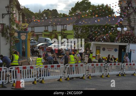 Ein Büstelplatz im Dorf Enniskerry in der Grafschaft Wicklow. Es sind nur noch zwei Tage, bis die Dreharbeiten für Disneys „enttäuschte“ Hauptrolle mit Amy Adams, Patrick Dempsey, James Marsden, Idina Menzel und Maya Rudolph beginnen. Ein Team von Zimmerleuten, Malern, Baumeistern und Dekorateuren hat den letzten Schliff gegeben, um Teile des Dorfes wie ein magisches Disney-Wunderland aussehen zu lassen. Am Freitag, den 11. Juni 2021, in Enniskerry, County Wicklow, Irland. (Foto von Artur Widak/NurPhoto) Stockfoto