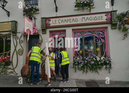 Mit Blumen geschmückte Häuser im Dorf Enniskerry in der Grafschaft Wicklow. Es sind nur noch zwei Tage, bis die Dreharbeiten für Disneys „enttäuschte“ Hauptrolle mit Amy Adams, Patrick Dempsey, James Marsden, Idina Menzel und Maya Rudolph beginnen. Ein Team von Zimmerleuten, Malern, Baumeistern und Dekorateuren hat den letzten Schliff gegeben, um Teile des Dorfes wie ein magisches Disney-Wunderland aussehen zu lassen. Am Freitag, den 11. Juni 2021, in Enniskerry, County Wicklow, Irland. (Foto von Artur Widak/NurPhoto) Stockfoto