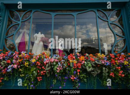 Häuser mit Blumen geschmückt und bemalt im Dorf Enniskerry in der Grafschaft Wicklow. Es sind nur noch zwei Tage, bis die Dreharbeiten für Disneys „enttäuschte“ Hauptrolle mit Amy Adams, Patrick Dempsey, James Marsden, Idina Menzel und Maya Rudolph beginnen. Ein Team von Zimmerleuten, Malern, Baumeistern und Dekorateuren hat den letzten Schliff gegeben, um Teile des Dorfes wie ein magisches Disney-Wunderland aussehen zu lassen. Am Freitag, den 11. Juni 2021, in Enniskerry, County Wicklow, Irland. (Foto von Artur Widak/NurPhoto) Stockfoto