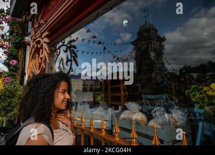 Häuser mit Blumen geschmückt und bemalt im Dorf Enniskerry in der Grafschaft Wicklow. Es sind nur noch zwei Tage, bis die Dreharbeiten für Disneys „enttäuschte“ Hauptrolle mit Amy Adams, Patrick Dempsey, James Marsden, Idina Menzel und Maya Rudolph beginnen. Ein Team von Zimmerleuten, Malern, Baumeistern und Dekorateuren hat den letzten Schliff gegeben, um Teile des Dorfes wie ein magisches Disney-Wunderland aussehen zu lassen. Am Freitag, den 11. Juni 2021, in Enniskerry, County Wicklow, Irland. (Foto von Artur Widak/NurPhoto) Stockfoto