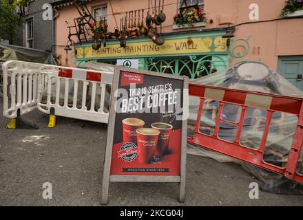 Lokaler SPAR-Supermarkt im Dorf Enniskerry in der Grafschaft Wicklow eingerichtet. Es sind nur noch zwei Tage, bis die Dreharbeiten für Disneys „enttäuschte“ Hauptrolle mit Amy Adams, Patrick Dempsey, James Marsden, Idina Menzel und Maya Rudolph beginnen. Ein Team von Zimmerleuten, Malern, Baumeistern und Dekorateuren hat den letzten Schliff gegeben, um Teile des Dorfes wie ein magisches Disney-Wunderland aussehen zu lassen. Am Freitag, den 11. Juni 2021, in Enniskerry, County Wicklow, Irland. (Foto von Artur Widak/NurPhoto) Stockfoto