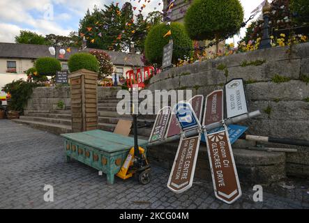 Vorübergehend entfernt Wegweiser im Dorf Enniskerry in der Grafschaft Wicklow. Es sind nur noch zwei Tage, bis die Dreharbeiten für Disneys „enttäuschte“ Hauptrolle mit Amy Adams, Patrick Dempsey, James Marsden, Idina Menzel und Maya Rudolph beginnen. Ein Team von Zimmerleuten, Malern, Baumeistern und Dekorateuren hat den letzten Schliff gegeben, um Teile des Dorfes wie ein magisches Disney-Wunderland aussehen zu lassen. Am Freitag, den 11. Juni 2021, in Enniskerry, County Wicklow, Irland. (Foto von Artur Widak/NurPhoto) Stockfoto