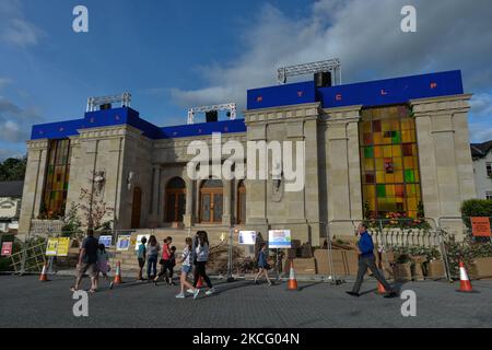 Ein neues provisorisches Gebäude, das speziell für den Film im Zentrum von Enniskerry in der Grafschaft Wicklow gebaut wurde. Es sind nur noch zwei Tage, bis die Dreharbeiten für Disneys „enttäuschte“ Hauptrolle mit Amy Adams, Patrick Dempsey, James Marsden, Idina Menzel und Maya Rudolph beginnen. Ein Team von Zimmerleuten, Malern, Baumeistern und Dekorateuren hat den letzten Schliff gegeben, um Teile des Dorfes wie ein magisches Disney-Wunderland aussehen zu lassen. Am Freitag, den 11. Juni 2021, in Enniskerry, County Wicklow, Irland. (Foto von Artur Widak/NurPhoto) Stockfoto