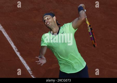 Der Spanier Rafael Nadal spielt am 13. Tag des Roland Garros 2021 French Open Tennisturniers in Paris, Frankreich, am 11. Juni 2021 gegen den serbischen Novak Djokovic. (Foto von Mehdi Taamallah/NurPhoto) Stockfoto