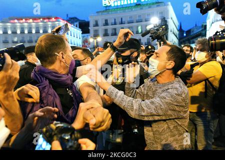 Die rechtsextremen Medien werden von Demonstranten während des Protests gegen weibliche Gewalt, die auf Frauen ausgerichtet ist, am 11.. Juni 2021 in Madrid, Spanien, vertrieben. (Foto von Juan Carlos Lucas/NurPhoto) Stockfoto