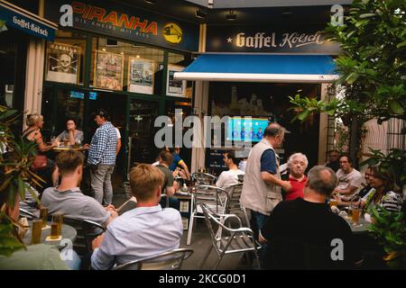 Fußballfans sehen am 11. Juni 2021 in Köln, Deutschland, beim Auftaktspiel der Euro 2020 zwischen der Türkei und Italien (Foto: Ying Tang/NurPhoto) Stockfoto