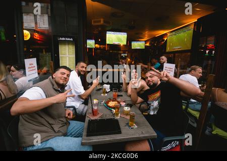 Fußballfans sehen sich am 11. Juni 2021 in einer Bar in Köln die EM 2020 an, wie die Türkei gegen Italien ihr Spiel startet (Foto: Ying Tang/NurPhoto) Stockfoto