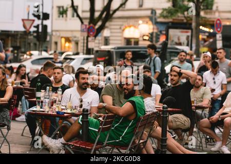 Fußballfans sehen sich am 11. Juni 2021 in einer Bar in Köln die EM 2020 an, wie die Türkei gegen Italien ihr Spiel startet (Foto: Ying Tang/NurPhoto) Stockfoto