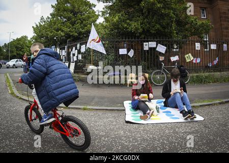 Demonstranten nehmen an einer Bibliothek Teil, die am 12. Juni 2021 in Glasgow, Schottland, vor der Whiteinch Library eingelesen wurde. Die Demonstranten demonstrieren gegen den Closer der Whiteinch Library, nachdem der gemeinderat Mitte April die geplante Schließung angekündigt hatte. Bisher hat die Kampagnengruppe „Save Whiteinch Library“ fast 4000 Unterschriften für ihre Petition gesammelt, die zur Wiedereröffnung der Whiteinch Library in ihrem ursprünglichen Zweckgebäude aufruft. (Foto von Ewan Bootman/NurPhoto) Stockfoto