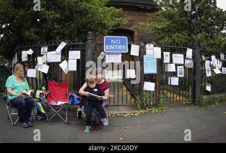 Demonstranten nehmen an einer Bibliothek Teil, die am 12. Juni 2021 in Glasgow, Schottland, vor der Whiteinch Library eingelesen wurde. Die Demonstranten demonstrieren gegen den Closer der Whiteinch Library, nachdem der gemeinderat Mitte April die geplante Schließung angekündigt hatte. Bisher hat die Kampagnengruppe „Save Whiteinch Library“ fast 4000 Unterschriften für ihre Petition gesammelt, die zur Wiedereröffnung der Whiteinch Library in ihrem ursprünglichen Zweckgebäude aufruft. (Foto von Ewan Bootman/NurPhoto) Stockfoto