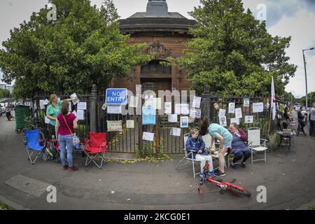 Demonstranten nehmen an einer Bibliothek Teil, die am 12. Juni 2021 in Glasgow, Schottland, vor der Whiteinch Library eingelesen wurde. Die Demonstranten demonstrieren gegen den Closer der Whiteinch Library, nachdem der gemeinderat Mitte April die geplante Schließung angekündigt hatte. Bisher hat die Kampagnengruppe „Save Whiteinch Library“ fast 4000 Unterschriften für ihre Petition gesammelt, die zur Wiedereröffnung der Whiteinch Library in ihrem ursprünglichen Zweckgebäude aufruft. (Foto von Ewan Bootman/NurPhoto) Stockfoto