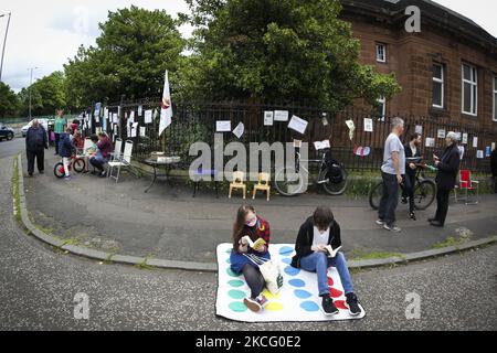 Demonstranten nehmen an einer Bibliothek Teil, die am 12. Juni 2021 in Glasgow, Schottland, vor der Whiteinch Library eingelesen wurde. Die Demonstranten demonstrieren gegen den Closer der Whiteinch Library, nachdem der gemeinderat Mitte April die geplante Schließung angekündigt hatte. Bisher hat die Kampagnengruppe „Save Whiteinch Library“ fast 4000 Unterschriften für ihre Petition gesammelt, die zur Wiedereröffnung der Whiteinch Library in ihrem ursprünglichen Zweckgebäude aufruft. (Foto von Ewan Bootman/NurPhoto) Stockfoto