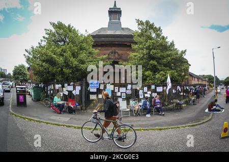 Demonstranten nehmen an einer Bibliothek Teil, die am 12. Juni 2021 in Glasgow, Schottland, vor der Whiteinch Library eingelesen wurde. Die Demonstranten demonstrieren gegen den Closer der Whiteinch Library, nachdem der gemeinderat Mitte April die geplante Schließung angekündigt hatte. Bisher hat die Kampagnengruppe „Save Whiteinch Library“ fast 4000 Unterschriften für ihre Petition gesammelt, die zur Wiedereröffnung der Whiteinch Library in ihrem ursprünglichen Zweckgebäude aufruft. (Foto von Ewan Bootman/NurPhoto) Stockfoto