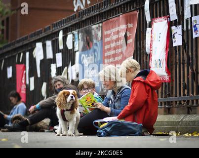 Demonstranten nehmen an einer Bibliothek Teil, die am 12. Juni 2021 in Glasgow, Schottland, vor der Whiteinch Library eingelesen wurde. Die Demonstranten demonstrieren gegen den Closer der Whiteinch Library, nachdem der gemeinderat Mitte April die geplante Schließung angekündigt hatte. Bisher hat die Kampagnengruppe „Save Whiteinch Library“ fast 4000 Unterschriften für ihre Petition gesammelt, die zur Wiedereröffnung der Whiteinch Library in ihrem ursprünglichen Zweckgebäude aufruft. (Foto von Ewan Bootman/NurPhoto) Stockfoto