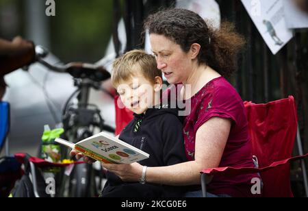 Demonstranten nehmen an einer Bibliothek Teil, die am 12. Juni 2021 in Glasgow, Schottland, vor der Whiteinch Library eingelesen wurde. Die Demonstranten demonstrieren gegen den Closer der Whiteinch Library, nachdem der gemeinderat Mitte April die geplante Schließung angekündigt hatte. Bisher hat die Kampagnengruppe „Save Whiteinch Library“ fast 4000 Unterschriften für ihre Petition gesammelt, die zur Wiedereröffnung der Whiteinch Library in ihrem ursprünglichen Zweckgebäude aufruft. (Foto von Ewan Bootman/NurPhoto) Stockfoto