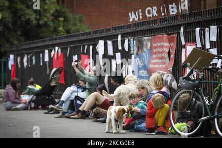 Demonstranten nehmen an einer Bibliothek Teil, die am 12. Juni 2021 in Glasgow, Schottland, vor der Whiteinch Library eingelesen wurde. Die Demonstranten demonstrieren gegen den Closer der Whiteinch Library, nachdem der gemeinderat Mitte April die geplante Schließung angekündigt hatte. Bisher hat die Kampagnengruppe „Save Whiteinch Library“ fast 4000 Unterschriften für ihre Petition gesammelt, die zur Wiedereröffnung der Whiteinch Library in ihrem ursprünglichen Zweckgebäude aufruft. (Foto von Ewan Bootman/NurPhoto) Stockfoto