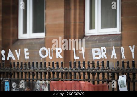 Demonstranten nehmen an einer Bibliothek Teil, die am 12. Juni 2021 in Glasgow, Schottland, vor der Whiteinch Library eingelesen wurde. Die Demonstranten demonstrieren gegen den Closer der Whiteinch Library, nachdem der gemeinderat Mitte April die geplante Schließung angekündigt hatte. Bisher hat die Kampagnengruppe „Save Whiteinch Library“ fast 4000 Unterschriften für ihre Petition gesammelt, die zur Wiedereröffnung der Whiteinch Library in ihrem ursprünglichen Zweckgebäude aufruft. (Foto von Ewan Bootman/NurPhoto) Stockfoto