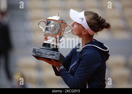 Die tschechische Barbora Krejcikova feiert mit dem Suzanne Lenglen Cup, nachdem sie das Finale des Damen-Einzel-Tennisspiels gegen die russische Anastasia Pavlyuchenkova während der Trophäenzeremonie am 14. Tag des französischen Tennisturniers Roland Garros 2021 in Paris am 12. Juni 2021 gewonnen hat. (Foto von Mehdi Taamallah / Nurphoto) (Foto von Mehdi Taamallah/NurPhoto) Stockfoto