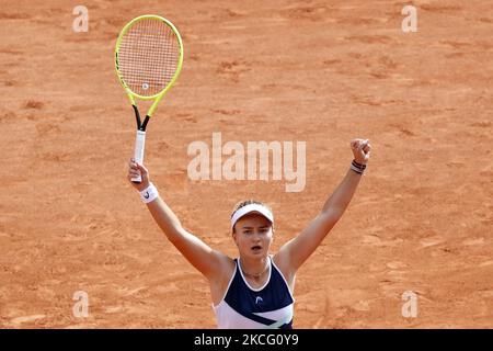 Die tschechische Barbora Krejcikova feiert, nachdem sie am 12. Juni 2021 in Paris gegen die russische Anastasia Pavlyuchenkova beim Finale des Tennismatches im Einzel der Frauen am 14. Tag des französischen Tennisturniers Roland Garros 2021 gewonnen hat. (Foto von Mehdi Taamallah / Nurphoto) (Foto von Mehdi Taamallah/NurPhoto) Stockfoto