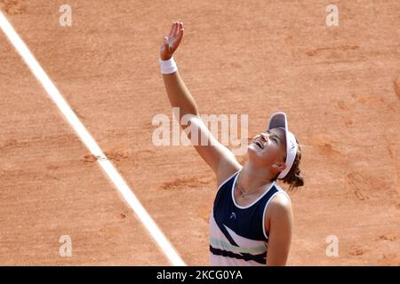 Die tschechische Barbora Krejcikova feiert, nachdem sie am 12. Juni 2021 in Paris gegen die russische Anastasia Pavlyuchenkova beim Finale des Tennismatches im Einzel der Frauen am 14. Tag des französischen Tennisturniers Roland Garros 2021 gewonnen hat. (Foto von Mehdi Taamallah / Nurphoto) (Foto von Mehdi Taamallah/NurPhoto) Stockfoto