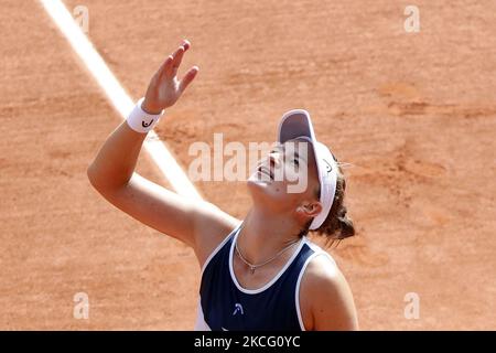 Die tschechische Barbora Krejcikova feiert, nachdem sie am 12. Juni 2021 in Paris gegen die russische Anastasia Pavlyuchenkova beim Finale des Tennismatches im Einzel der Frauen am 14. Tag des französischen Tennisturniers Roland Garros 2021 gewonnen hat. (Foto von Mehdi Taamallah / Nurphoto) (Foto von Mehdi Taamallah/NurPhoto) Stockfoto