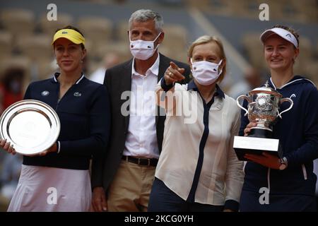 Die Präsidentin des französischen Tennisverbands (FFT) und ehemalige Spielerin Gilles Moretton (L) und die ehemalige Tennisspielerin Martina Navratilova (R) gratulieren der tschechischen Barbora Krejcikova (C) zum Suzanne-Lenglen-Cup, nachdem sie während der Siegerehrung im Finale des Damenfinals gegen die russische Anastasia Pavlyuchenkova gewonnen hatte Tag 14 des Roland Garros 2021 French Open Tennisturniers in Paris am 12. Juni 2021. (Foto von Mehdi Taamallah / Nurphoto) (Foto von Mehdi Taamallah/NurPhoto) Stockfoto