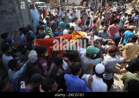 (HINWEIS DER REDAKTION: Das Bild enthält grafische Inhalte.) Menschen tragen die Leiche von Bashir Ahmad, der am 12. Juni 2021 bei einer Schießerei im Bezirk Sovore, nördlich von Srinagar, im indischen Kaschmir, getötet wurde. Zwei Zivilisten und zwei Polizisten wurden bei einer Schießerei zwischen indischen Streitkräften und mutmaßlichen Rebellen getötet, doch die Einheimischen beschuldigen die Streitkräfte, die Zivilbevölkerung zu targeting. (Foto von Muzamil Mattoo/NurPhoto) Stockfoto