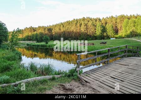 Allgemeine Ansicht des Flusses Lyna ist in der Nähe von Zabie, Polen am 5. Juni 2021 zu sehen Lyna ist ein Fluss, der in der Woiwodschaft Warmian-Masuren im Norden Polens beginnt und im russischen Gebiet von Königsberg endet. (Foto von Michal Fludra/NurPhoto) Stockfoto