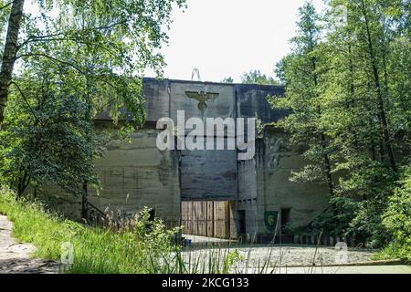 Überreste von Nazi-Insignien auf der unvollendeten Schleuse des Masurischen Kanals sind am 4. Juni 2021 in Lesniewo, Polen, zu sehen (Foto: Michal Fludra/NurPhoto) Stockfoto