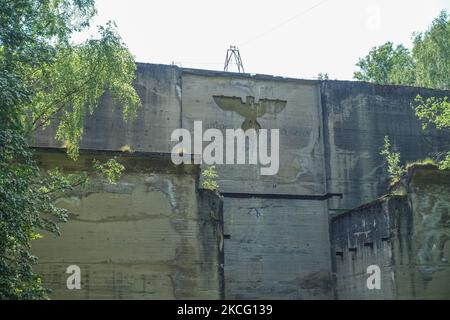 Überreste von Nazi-Insignien auf der unvollendeten Schleuse des Masurischen Kanals sind am 4. Juni 2021 in Lesniewo, Polen, zu sehen (Foto: Michal Fludra/NurPhoto) Stockfoto