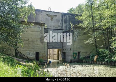 Überreste von Nazi-Insignien auf der unvollendeten Schleuse des Masurischen Kanals sind am 4. Juni 2021 in Lesniewo, Polen, zu sehen (Foto: Michal Fludra/NurPhoto) Stockfoto