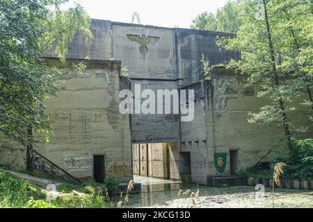 Überreste von Nazi-Insignien auf der unvollendeten Schleuse des Masurischen Kanals sind am 4. Juni 2021 in Lesniewo, Polen, zu sehen (Foto: Michal Fludra/NurPhoto) Stockfoto