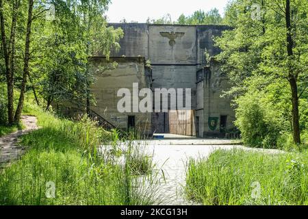 Überreste von Nazi-Insignien auf der unvollendeten Schleuse des Masurischen Kanals sind am 4. Juni 2021 in Lesniewo, Polen, zu sehen (Foto: Michal Fludra/NurPhoto) Stockfoto