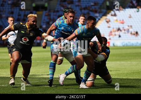 Dan Kelly von Tigers wird von Tom Willis von Wesps am 12.. Juni 2021 während des Spiels der Gallagher Premiership zwischen London Wesps und Leicester Tigers in der Ricoh Arena, Coventry, Großbritannien, angegangen. (Foto von James Holyoak/MI News/NurPhoto) Stockfoto