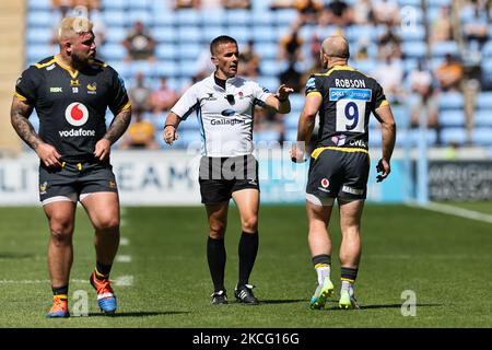 Schiedsrichter Luke Pearce spricht mit Dan Robson von Wesps während des Spiels der Gallagher Premiership zwischen London Wesps und Leicester Tigers in der Ricoh Arena, Coventry, Großbritannien, am 12.. Juni 2021. (Foto von James Holyoak/MI News/NurPhoto) Stockfoto