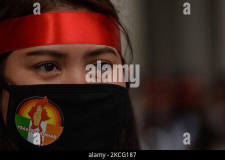 Ein Mitglied der lokalen myanmarischen (burmesischen) Diaspora, das vor dem GPO in Dublin bei einer Demokratiekundgebung mit dem Titel „Globale Frühlingsrevolution“ für Myanmar gesehen wurde. Am Samstag, den 12. Juni 2021, in Dublin, Irland. (Foto von Artur Widak/NurPhoto) Stockfoto