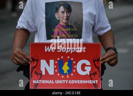 Ein Mitglied der lokalen burmesischen Diaspora in Myanmar mit einem T-Shirt von Aung San Suu Kyi, das vor dem GPO in Dublin bei einer Demokratiekundgebung mit dem Titel „Globale Frühlingsrevolution“ für Myanmar gesehen wurde. Am Samstag, den 12. Juni 2021, in Dublin, Irland. (Foto von Artur Widak/NurPhoto) Stockfoto