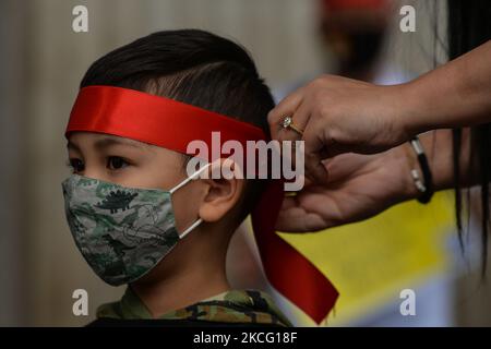 Ein junges Mitglied der lokalen myanmarischen (burmesischen) Diaspora, das vor dem GPO in Dublin bei einer Demokratiekundgebung mit dem Titel „Globale Frühlingsrevolution“ für Myanmar gesehen wurde. Am Samstag, den 12. Juni 2021, in Dublin, Irland. (Foto von Artur Widak/NurPhoto) Stockfoto