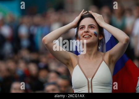 Russland-Unterstützer sieht einen Live-Stream während des UEFA Euro 2020-Meisterschaftsspiel zwischen Russland und Belgien am 12. Juni 2021 in der Fan Zone auf dem Konyushennaya-Platz in Sankt Petersburg, Russland. (Foto von Mike Kireev/NurPhoto) Stockfoto