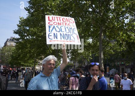 Tausende von Menschen versammelten sich am 12. Juni 2021 in Paris, Frankreich, um an einem rechtsfeindlichen Marsch der Freiheiten teilzunehmen. Die Kundgebung wurde von den französischen Gewerkschaften und Bürgerrechtsorganisationen gegen den Anstieg des Populismus und der rechtsextremen Ideen einberufen. (Foto von Adnan Farzat/NurPhoto) Stockfoto