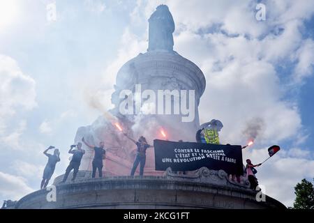 Aktivisten zünden am Place de la Republique während des rechtsextremen "Marsches der Freiheiten" am 12. Juni 2021 in Paris, Frankreich, Fackeln an.die Kundgebung wurde von den französischen Gewerkschaften und Bürgerrechtsorganisationen gegen den Aufstieg von Populismus und rechtsextremen Ideen aufgerufen. (Foto von Adnan Farzat/NurPhoto) Stockfoto