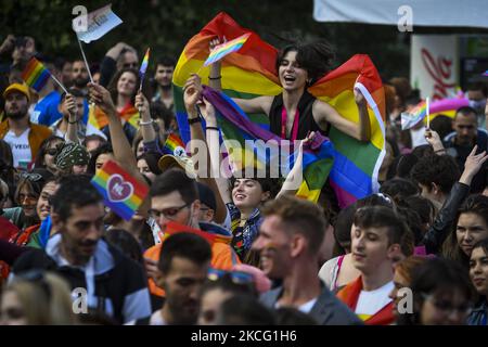 Tanzende Menschen während der jährlichen Sofia Pride Parade in Sofia, Bulgarien, 12. Juni 2021 (Foto: Georgi Paleykov/NurPhoto) Stockfoto