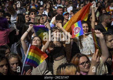 Tanzende Menschen während der jährlichen Sofia Pride Parade in Sofia, Bulgarien, 12. Juni 2021 (Foto: Georgi Paleykov/NurPhoto) Stockfoto