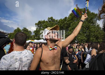 Tanzende Person während der jährlichen Sofia LGBT Pride Parade in Sofia, Bulgarien, 12. Juni 2021 (Foto: Georgi Paleykov/NurPhoto) Stockfoto