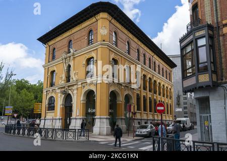 Der Blick auf das Gebäude von Jacobo Romero aus dem 20.. Jahrhundert (1916) ist heute als Post- und Telegrafengebäude bekannt. Es ist wie ein Trapez geformt, hat einen Vorhof und drei Stockwerke hoch, was die Form italienischer Stadtpaläste bewahrt. Am 13. Juni 2021 in Palencia, Spanien. (Foto von Joaquin Gomez Sastre/NurPhoto) Stockfoto