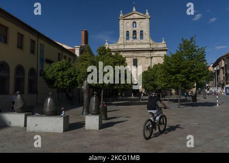 Die Fassade des Klosters San Pablo, das sich auf dem gleichnamigen Platz in der Stadt Palencia (Spanien) befindet, ist ein religiöses Haus, das von Santo Domingo de Guzman im 13.. Jahrhundert gegründet wurde, Obwohl die konventuelle Kirche, die bis heute überlebt hat, wurde später errichtet , zwischen dem vierzehnten und sechzehnten Jahrhundert, in spätgotischem Stil. Am 13. Juni 2021 in Palencia, Spanien. (Foto von Joaquin Gomez Sastre/NurPhoto) Stockfoto